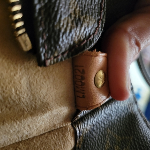 Louis Vuitton Luco M51155 Monogram Shoulder Tote Bag. - Picture 15 of 16